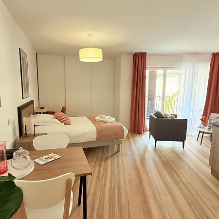 Domitys - Carmina 4*
